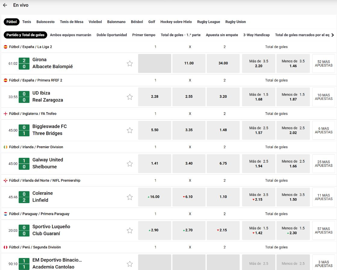 LeoVegas En Directo screen with sports tabs, match clocks, scores and available or suspended odds.